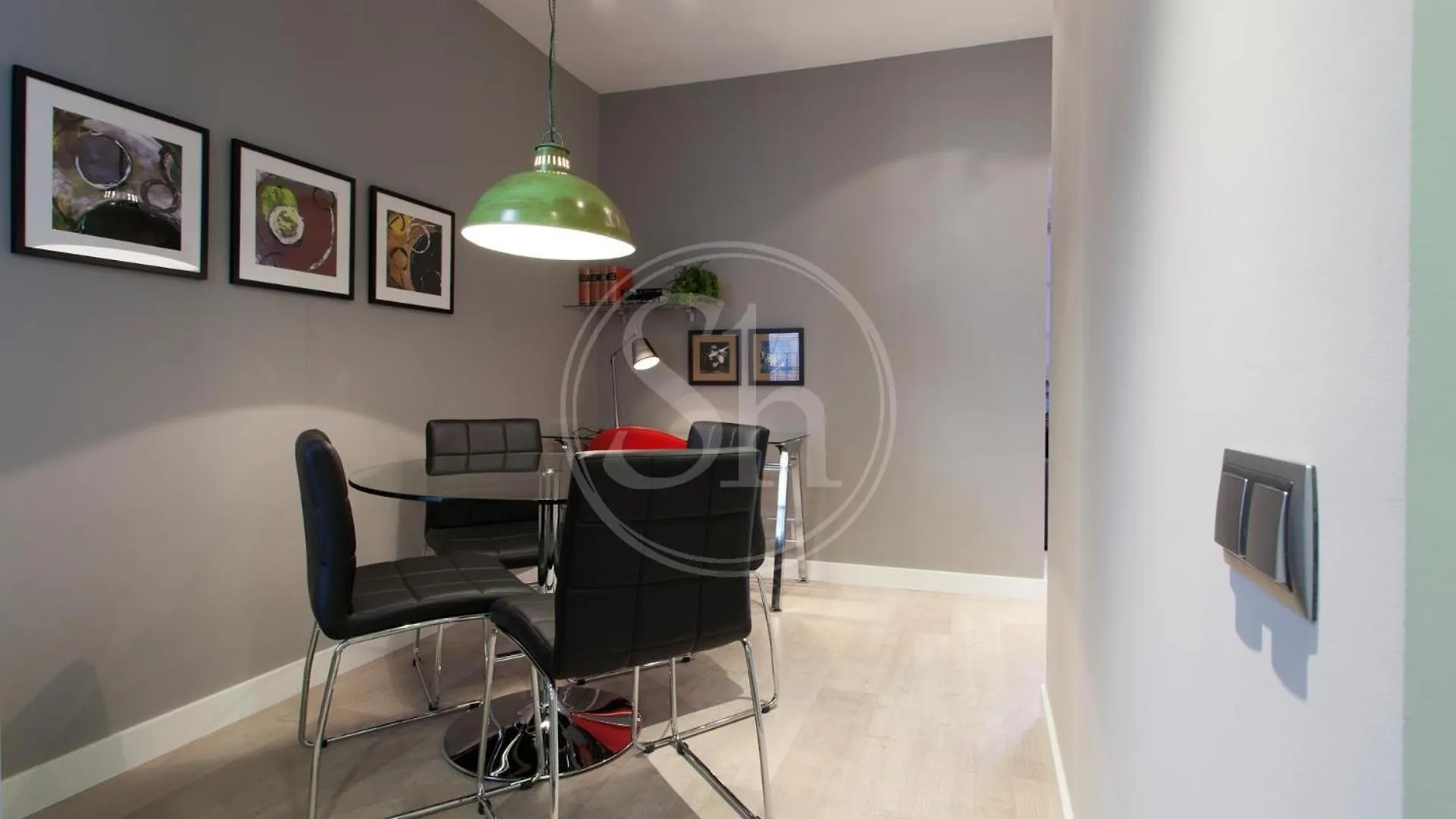 Acogedor Apartamento Junto A Sagrada Familia バルセロナ 0*,  スペイン